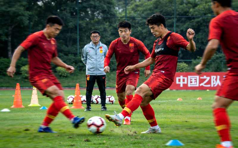 中国国家队球员在训练中积极备战世界杯预选赛